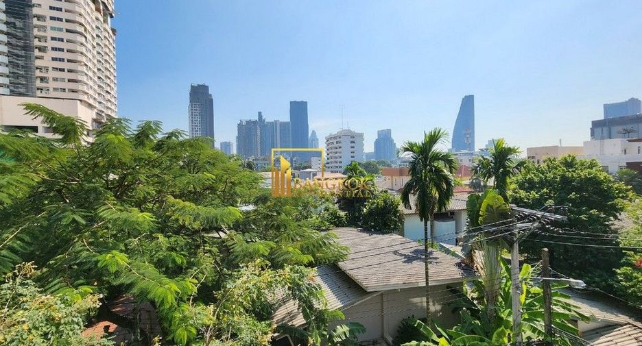 For rent 3 bedrooms apartment in Khlong Toei, Bangkok