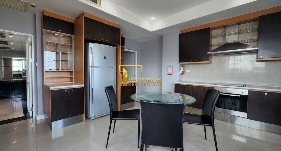 À louer 4 chambres appartement avec services à Sathon, Bangkok