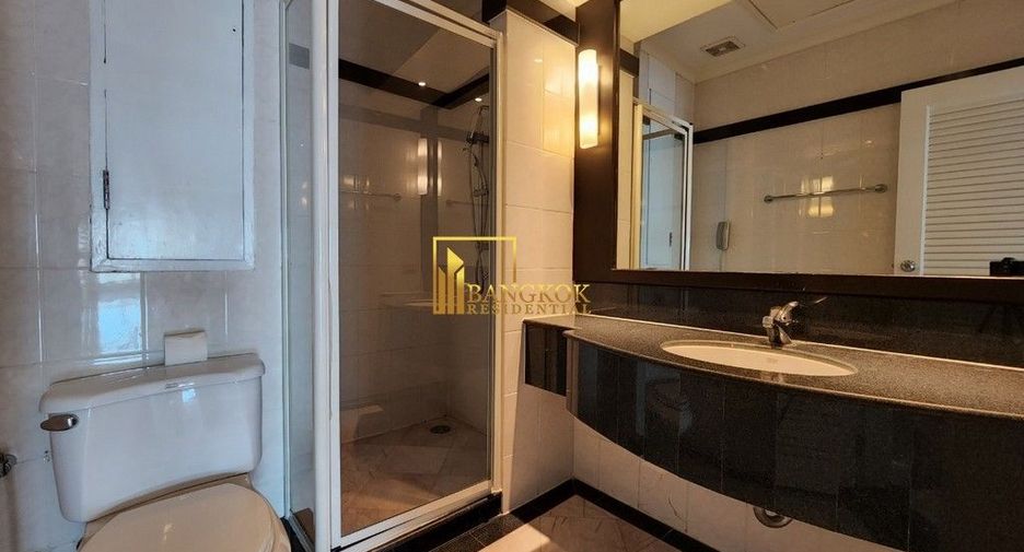À louer 4 chambres appartement avec services à Sathon, Bangkok