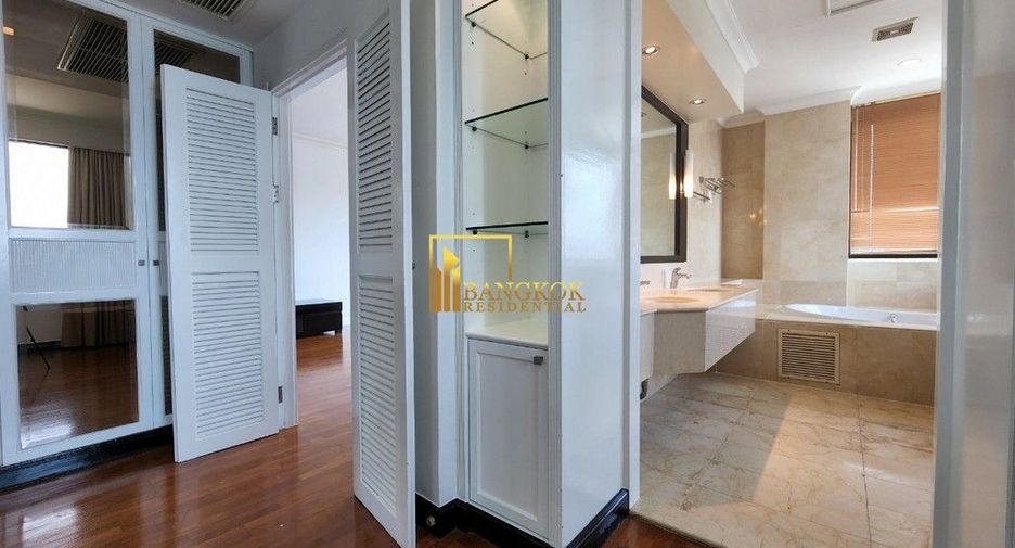 À louer 4 chambres appartement avec services à Sathon, Bangkok