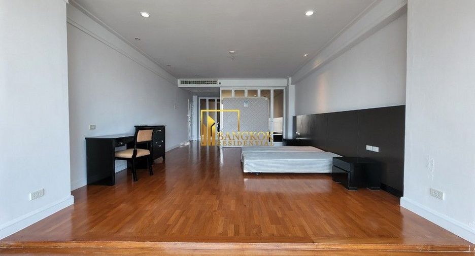 À louer 4 chambres appartement avec services à Sathon, Bangkok