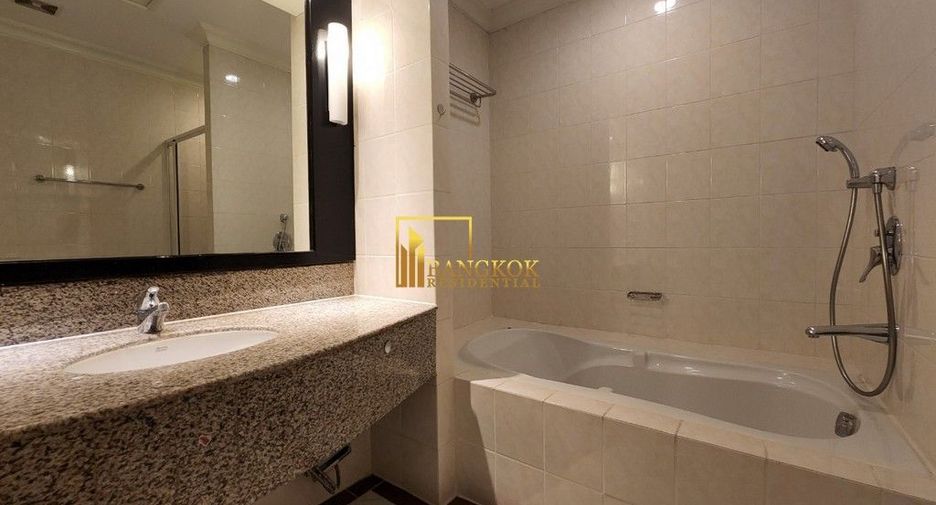 À louer 4 chambres appartement avec services à Sathon, Bangkok