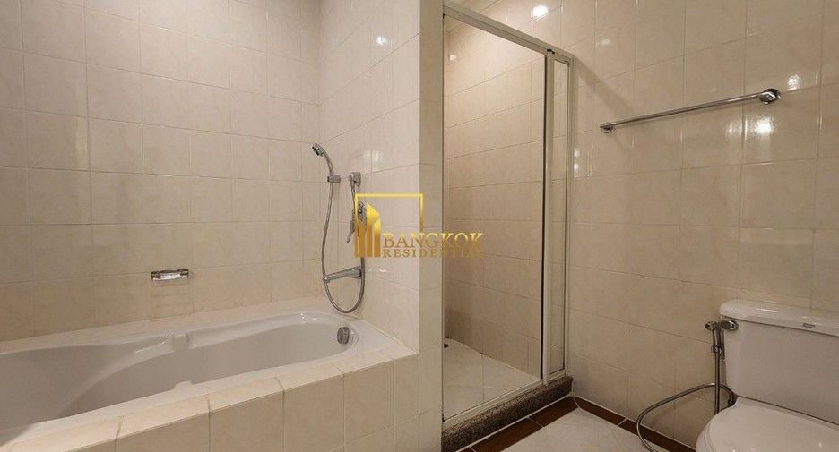 À louer 4 chambres appartement avec services à Sathon, Bangkok