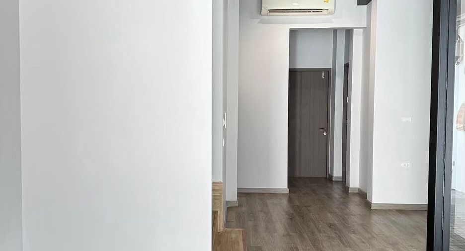 Аренда и продажа студия таунхаус в Пхра Кханонг, Бангкок