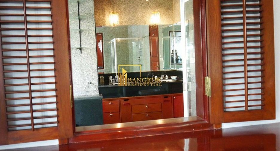 For rent 5 bedrooms house in Watthana, Bangkok