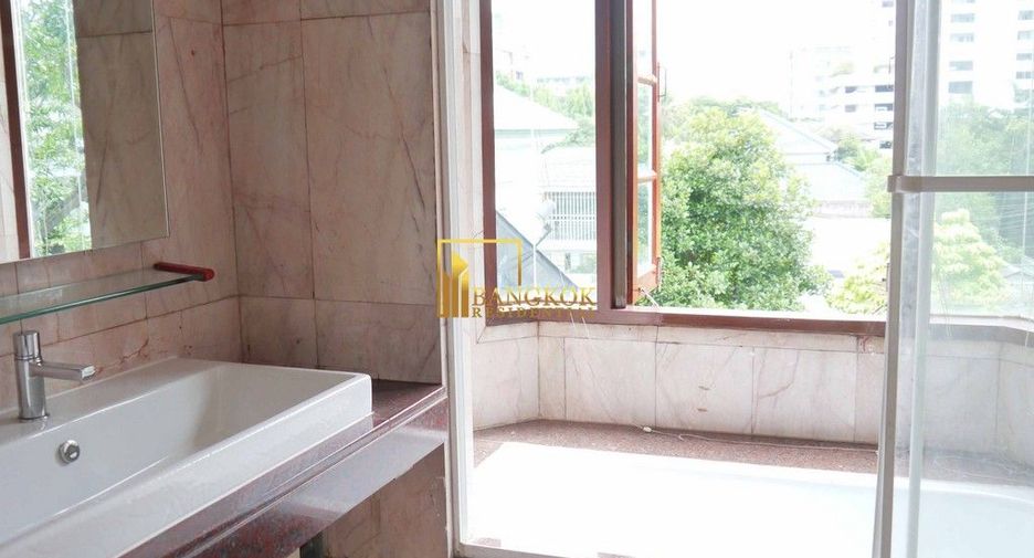 For rent 5 bedrooms house in Watthana, Bangkok