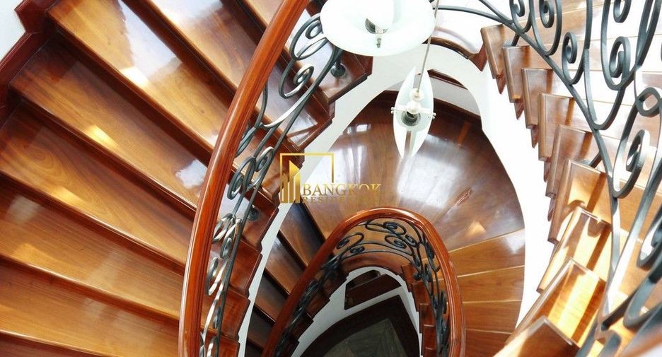 For rent 5 bedrooms house in Watthana, Bangkok
