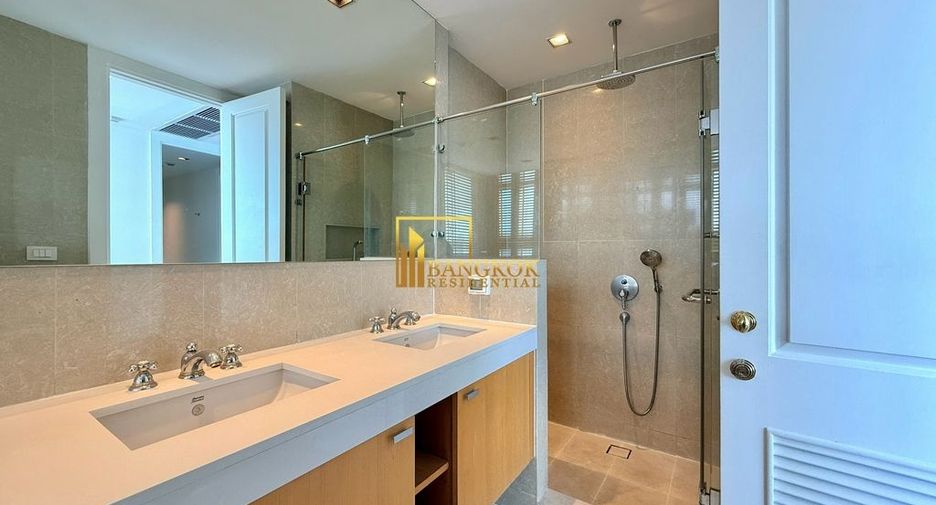 For rent 4 bedrooms condo in Pathum Wan, Bangkok