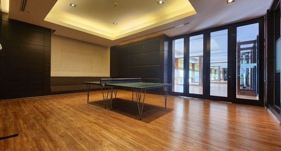For rent 4 bedrooms condo in Pathum Wan, Bangkok