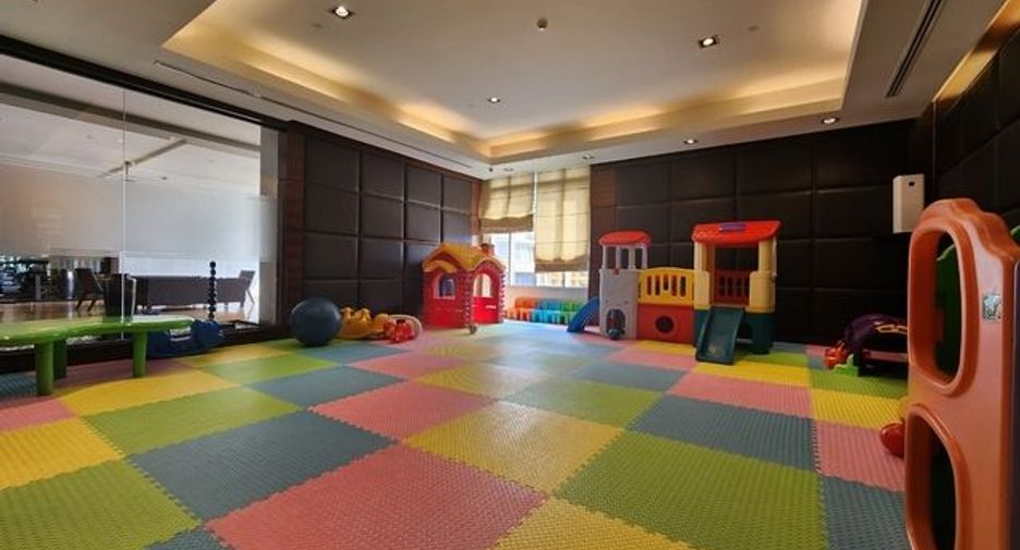 For rent 4 bedrooms condo in Pathum Wan, Bangkok
