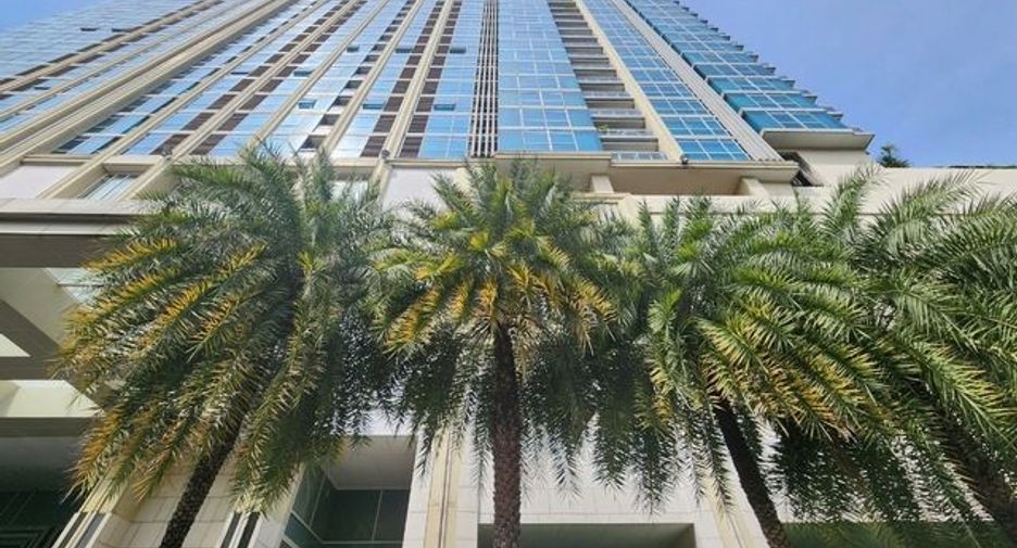 For rent 4 bedrooms condo in Pathum Wan, Bangkok