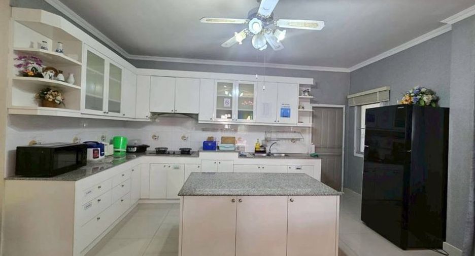 Продажа 3 спальни дом в Саттахип, Чонбури