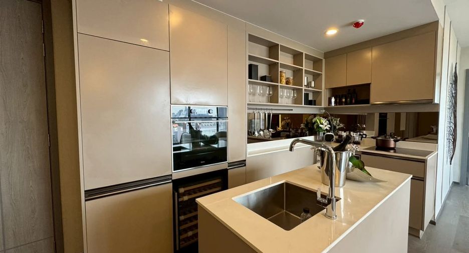 For rent 3 bedrooms condo in Khlong Toei, Bangkok