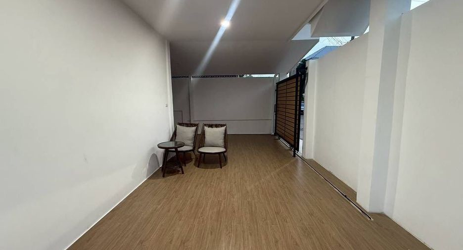 For rent 4 bedrooms villa in Bang Lamung, Chonburi