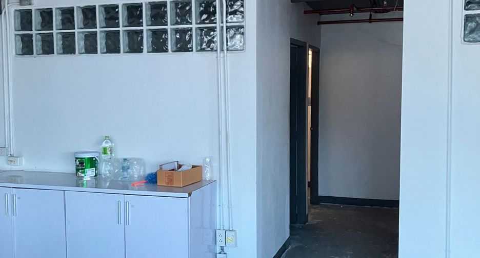 For rent retail Space in Khlong Toei, Bangkok