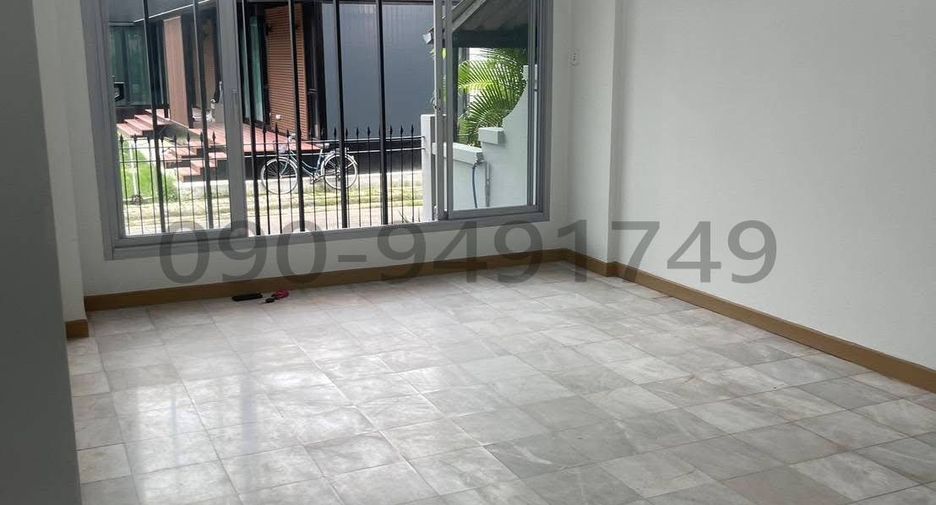 For rent 3 bedrooms townhouse in Bang Kapi, Bangkok