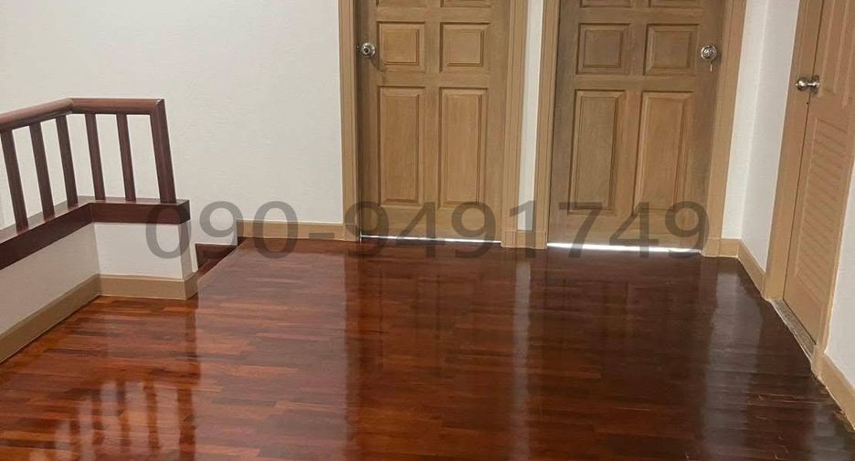 For rent 3 bedrooms townhouse in Bang Kapi, Bangkok