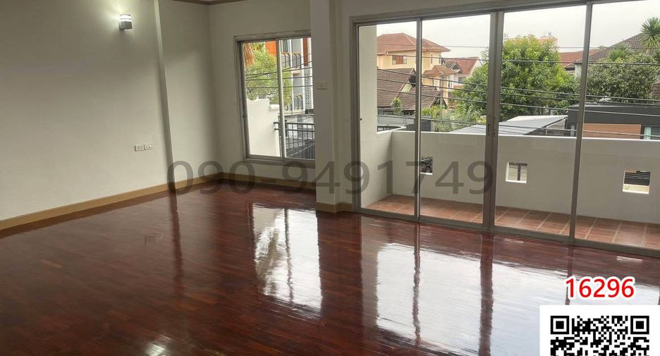 For rent 3 bedrooms townhouse in Bang Kapi, Bangkok
