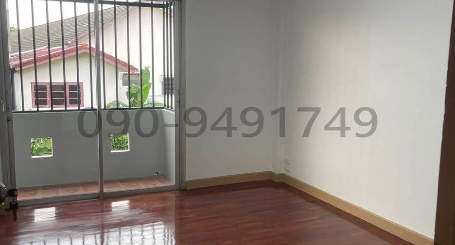 For rent 3 bedrooms townhouse in Bang Kapi, Bangkok