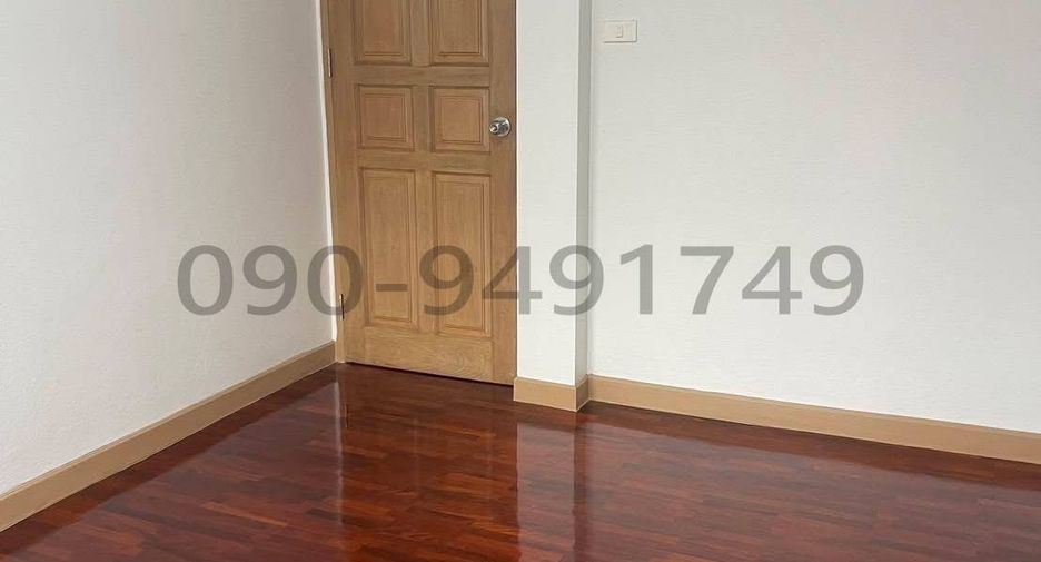 For rent 3 bedrooms townhouse in Bang Kapi, Bangkok
