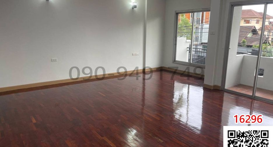 For rent 3 bedrooms townhouse in Bang Kapi, Bangkok