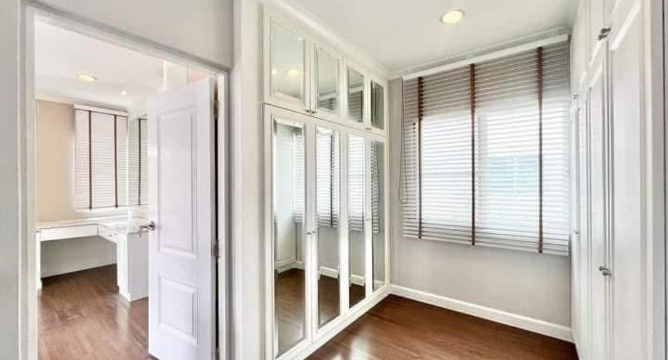 For sale 4 bedrooms house in Khan Na Yao, Bangkok