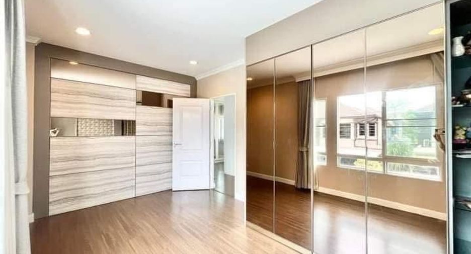 For sale 4 bedrooms house in Khan Na Yao, Bangkok