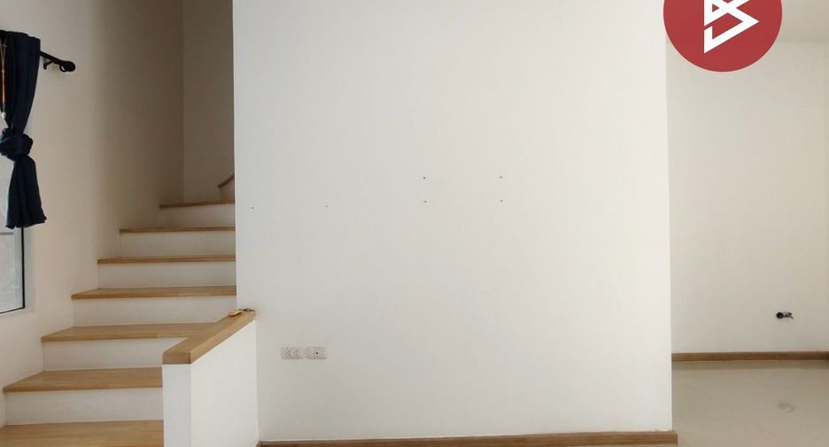 Casa adosada en venta de 3 habitaciones en Sam Phran, Nakhon Pathom