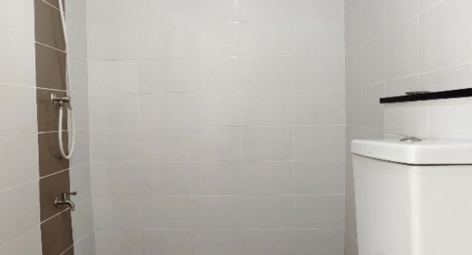 Casa adosada en venta de 3 habitaciones en Sam Phran, Nakhon Pathom