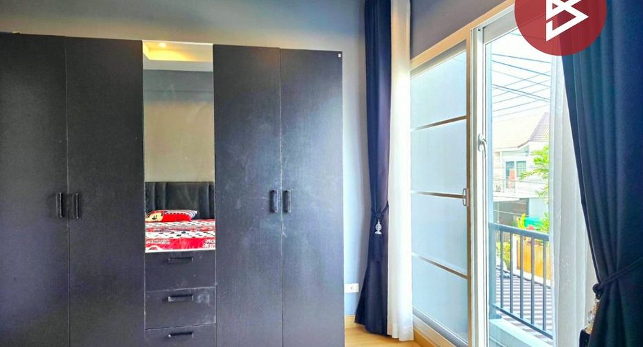 À vendre 3 chambres maison de ville à Krathum Baen, Samut Sakhon