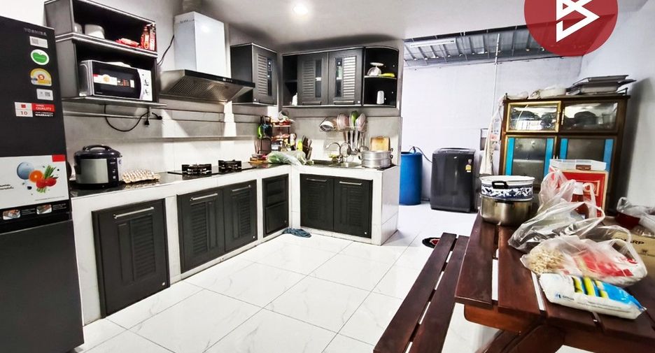 For sale 2 ベッドルーム retail Space in Ban Bueng, Chonburi