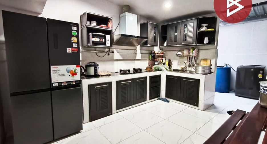 For sale 2 ベッドルーム retail Space in Ban Bueng, Chonburi