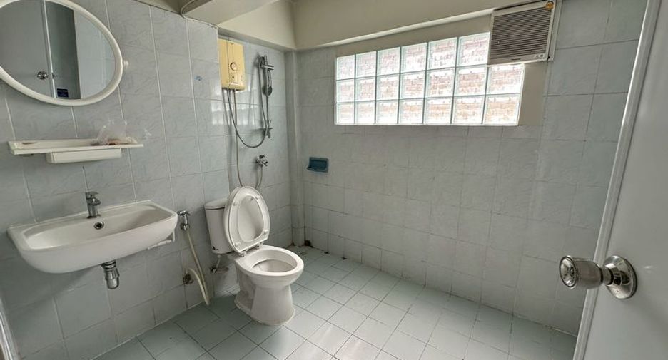 Haus zur Miete mit 3 Zimmer in Si Racha, Chonburi