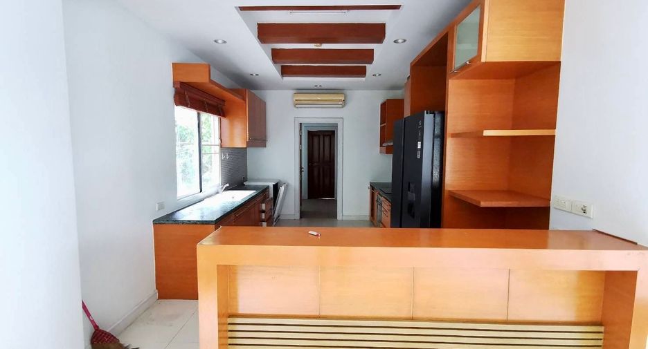Аренда 4 спальни дом в Кхлонг Тоеи, Бангкок
