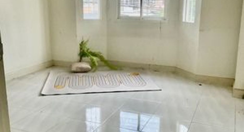 À vendre 3 chambres maison de ville à Bang Khun Thian, Bangkok
