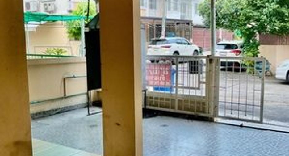 À vendre 3 chambres maison de ville à Bang Khun Thian, Bangkok