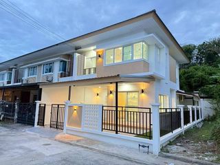 出售 3 卧室 联排别墅 在 Si Racha, Chon Buri