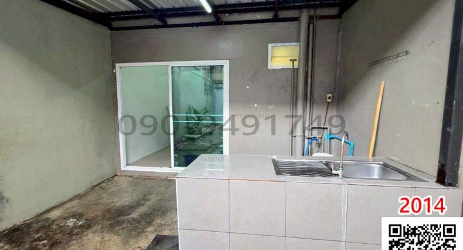For rent 3 bedrooms townhouse in Bang Bon, Bangkok