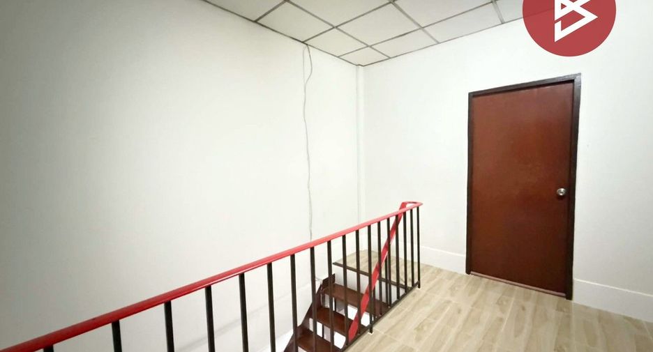 Casa adosada en venta de estudio en Mueang Nakhon Pathom, Nakhon Pathom