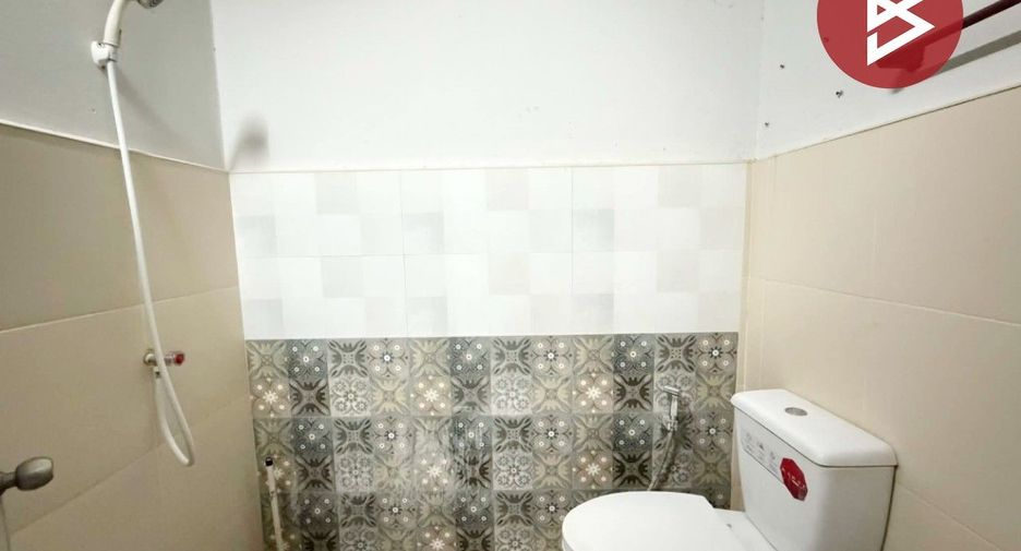Casa adosada en venta de estudio en Mueang Nakhon Pathom, Nakhon Pathom
