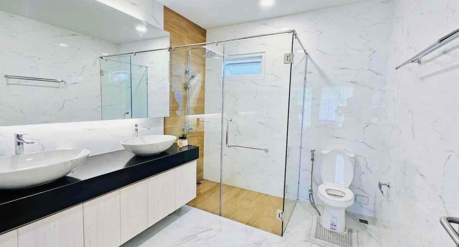 For rent 3 bedrooms villa in Bang Lamung, Chonburi