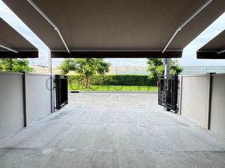 For rent 2 bedrooms townhouse in Saphan Sung, Bangkok