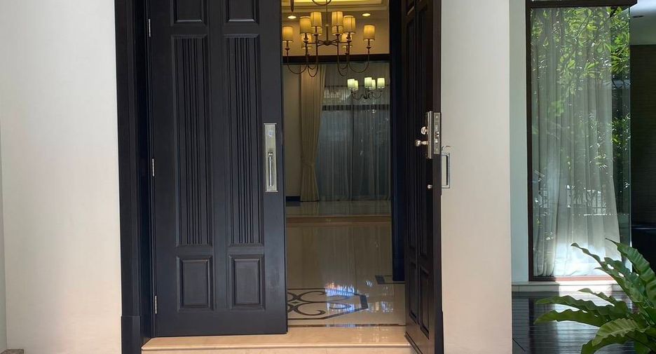 For rent 4 bedrooms house in Khlong Toei, Bangkok