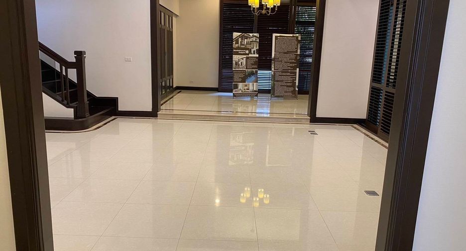 For rent 4 bedrooms house in Khlong Toei, Bangkok