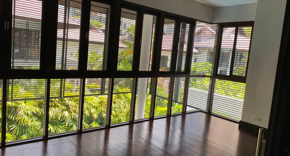 For rent 4 bedrooms house in Khlong Toei, Bangkok