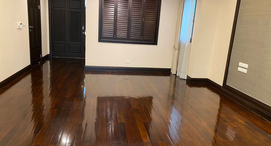 For rent 4 bedrooms house in Khlong Toei, Bangkok