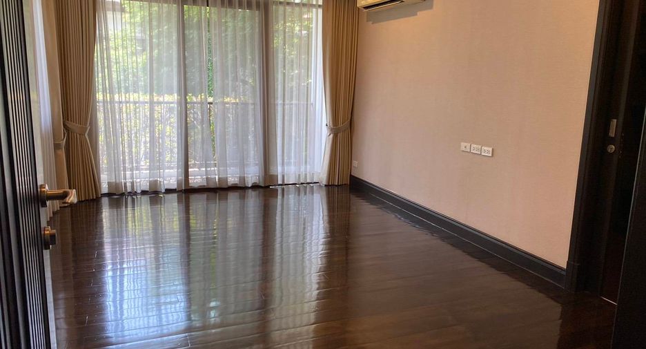 For rent 4 bedrooms house in Khlong Toei, Bangkok
