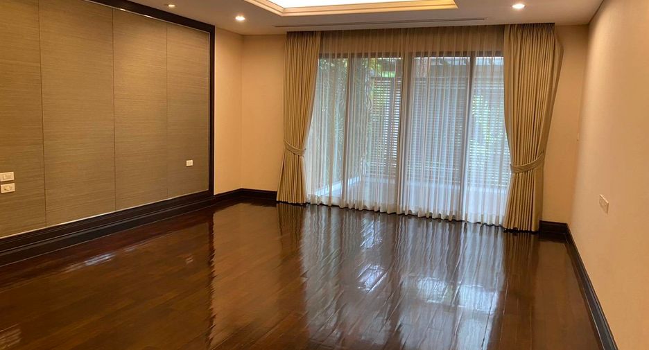 For rent 4 bedrooms house in Khlong Toei, Bangkok