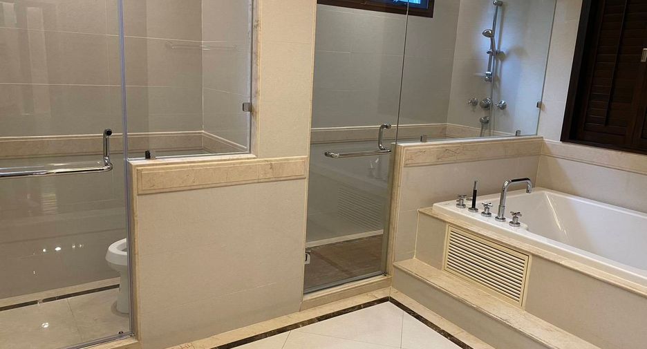 For rent 4 bedrooms house in Khlong Toei, Bangkok