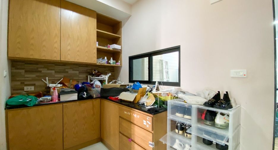 For sale 3 bedrooms townhouse in Bang Khun Thian, Bangkok